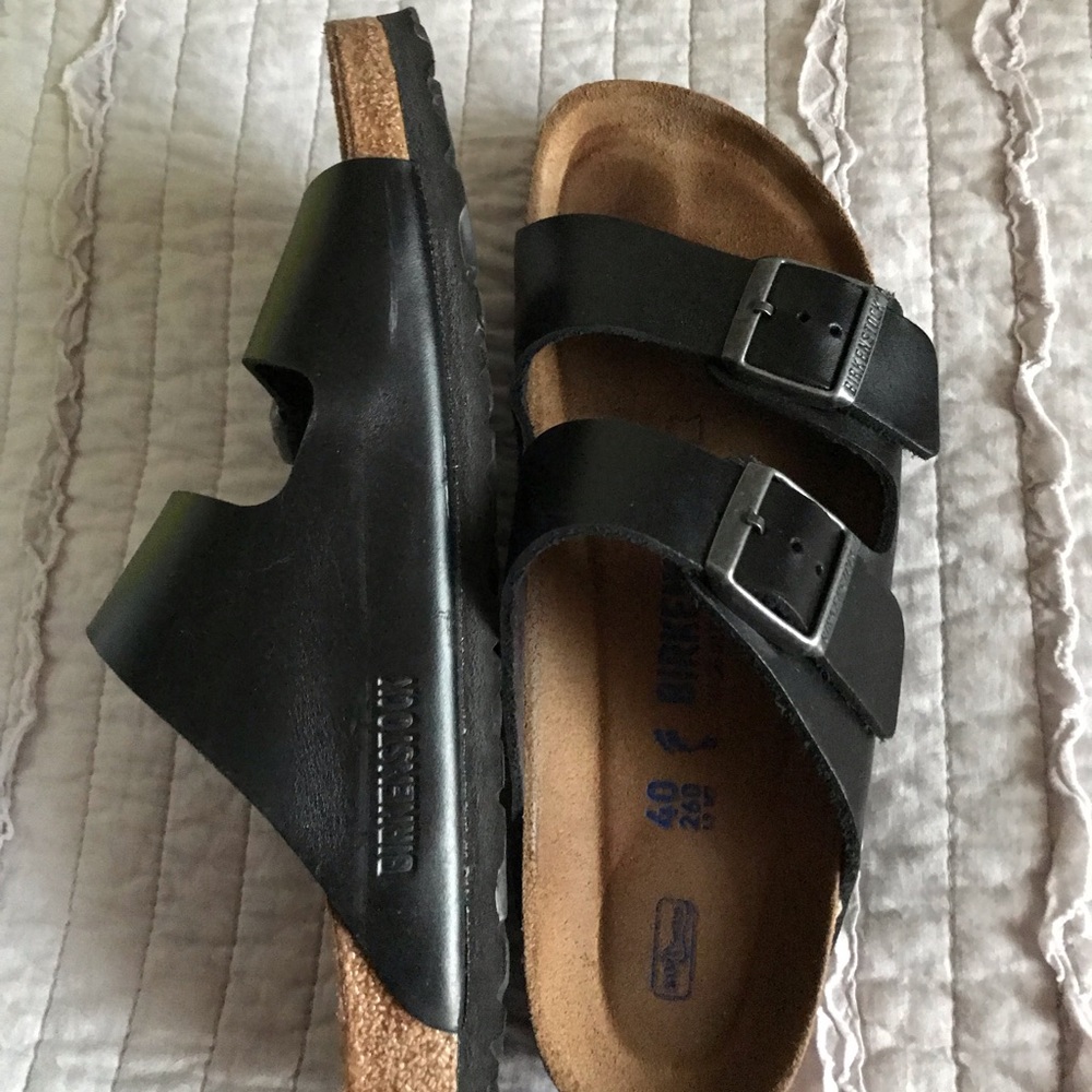 Women’s Size 40 black leather Birkenstock’s.